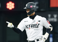 [포토]KT 배정대, 홈런 넘겼어!