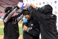 [포토]오원석의 이적 첫 승을 축하하는 손동현과 소형준