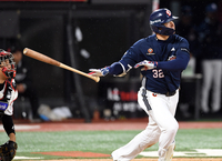 [포토]솔로 홈런 김재환, 쫓아간다!