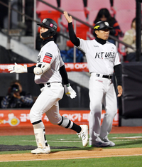 [포토]KT 배정대, 두산 김유성 상대 솔로 홈런