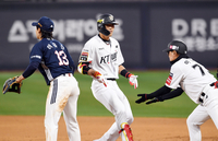 [포토]KT 천성호, 두산 김유성 상대 2타점 적시타
