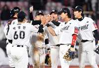 [포토]승리의 하이파이브를 나누는 KT