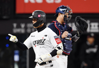 [포토]시즌 첫 홈런 넘긴 KT 배정대