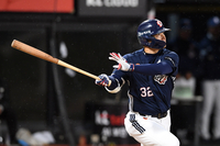 [포토]시즌 첫 홈런 넘기는 두산 김재환