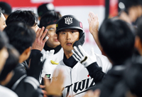 [포토]시즌 첫 홈런 신고하는 KT 배정대