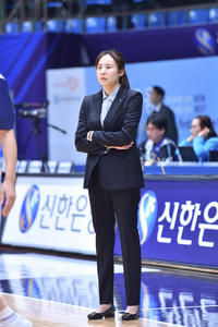 ‘레알 신한’ 주역→이젠 사령탑…‘악바리’ 최윤아 감독, 신한은행 어떻게 바꿀까 [SS시선집중]