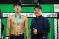 선수보호우선! 김대환의 KMMA, 세계 최초로 ‘로블로우 담당’ 케이지 닥터 실시해