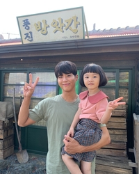 박보검, 결혼하면 100% 딸바보 ‘금명이 안고 브이’ [★SNS]