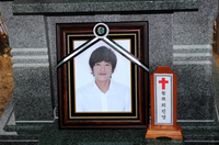 “기다릴게 나 언제라도” 고 최진영 15주기, 최진실 남매 나란히 양평 갑산공원에 안치