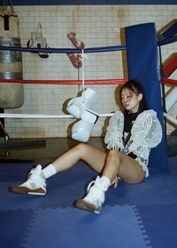 복서가 된 제니, 깡마른 몸매 드러내며 링 위에서[★SNS]