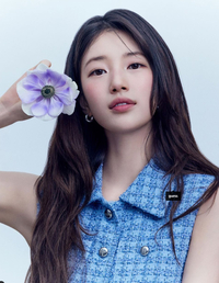 “꽃들도 숨죽이는 미모”… 수지, ‘여신 비주얼’ 청순美 폭발 [★SNS]