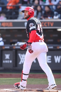 ‘홈런 1위’인데 ‘세금’도 안 낸다…감 잡은 위즈덤, “삼진 당할 수 없는 스윙” 딱 맞네 [SS시선집중]