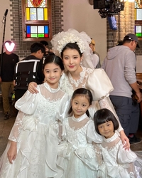 아이유, ‘폭싹’ 비하인드컷 공개…90년대 웨딩드레스도 찰떡 소화 [★SNS]