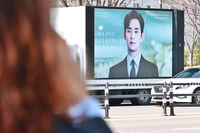 “김수현은 평생을 예술에 바쳤다”…팬들 응원트럭 보냈다