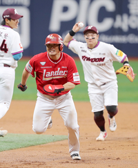 ‘이지영 IS YOUNG’ 투혼 펼친 이지영... ‘런다운 10번’ 고척돔을 웃음으로 물들였다 [KBO 진기명기]