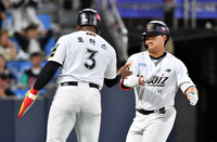 ‘1회 8득점’ 폭발한 KT, 9-5 승리→‘1위’ LG 개막 ‘8연승 도전’ 저지 [SS수원in]