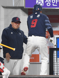 [포토]정훈의 홈런을 축하하는 롯데 김태형 감독