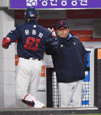 [포토]윤동희의 홈런 축하하는 롯데 김태형 감독