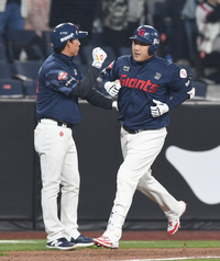 [포토]롯데 정훈, 한화 정우주 상대 시즌 1호 홈런