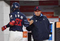 [포토]윤동희의 선제 솔로포 반기는 김태형 감독