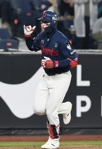 [포토]롯데 윤동희, 한화 문동주 상대 선제 솔로포