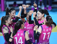 0-2→3-2 ‘대역전승’ 체력 앞서는 흥국생명, 김연경 3세트 8득점 괴력이 분위기를 바꿨다…통합 우승까지 딱 1승[현장리뷰]