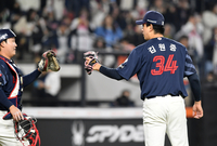 [포토]승리의 하이파이브를 나누는 롯데 김원중과 정보근