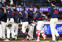 [포토]승리의 하이파이브를 하는 롯데 김태형 감독