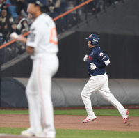 [포토]시즌 첫 홈런 넘긴 롯데 정훈