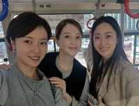 ‘그 시절 추억이 새록새록’ 황정음-아유미-전혜빈 뭉쳤다 [★SNS]