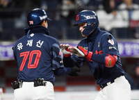 [포토]홈런 하이파이브 나누는 롯데 윤동희