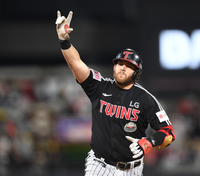 ‘4G 연속포’ 오스틴, 비거리 130ｍ 대형 홈런→식을줄 모르는 ‘방망이’ [SS수원in]