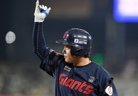 [포토]롯데 정보근, 한화 폰세 상대 선제 적시타