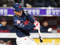 [포토]1타점 희생플라이 치는 롯데 전준우