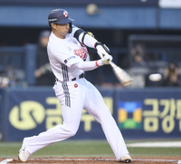 [포토] 강승호 ‘병살은 피해야 해’