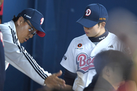 [포토] 오명진에 타격지도하는 이승엽 감독