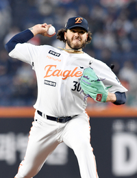 [포토]한화 폰세의 역투