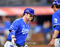 ‘3000루타 대기록’ 박병호는 웃지 않았다…NC파크 참사 유가족 위로