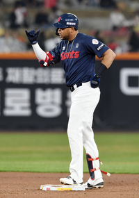 [포토]다시 리드 만드는 롯데 레이예스