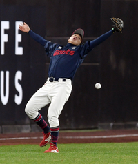 [포토]롯데 이호준, 앗! 공이...