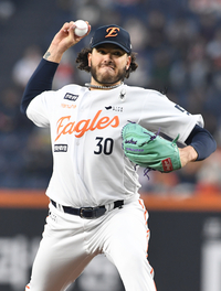 [포토]한화 폰세, 롯데전 선발 등판