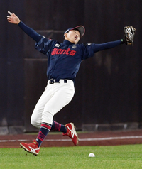 [포토]롯데 이호준의 실책, 타구는 그라운드에!