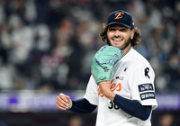 [포토]플로리얼의 호수비에 환하게 웃는 한화 폰세