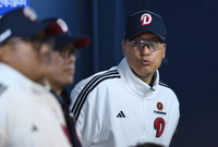 [포토] 경기 지켜보는 이승엽 감독