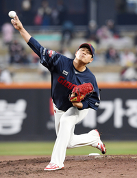 [포토]힘차게 공 뿌리는 롯데 나균안