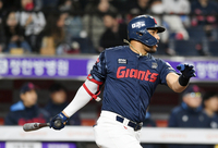 [포토]3안타 경기 만드는 롯데 레이예스