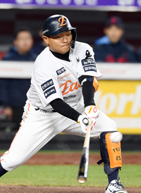 [포토]한화 김태연, 롯데 나균안 상대 안타