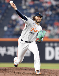 [포토]힘차게 공 뿌리는 한화 폰세