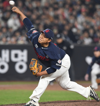 [포토]힘차게 공 뿌리는 롯데 박진