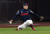 [포토]타구 잡으려다 넘어지는 롯데 이호준